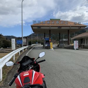 伊豆スカイライン冷川料金所にてwith CBR650R