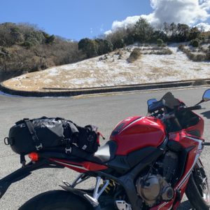 西伊豆スカイラインから少し下った霧香峠の積雪跡with CBR650R