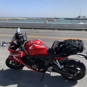 くじらの大ちゃんが浮かぶ海岸にてwith CBR650R