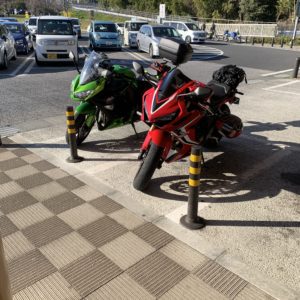 春の茨城ツーリング・最後の休憩ポイント、守谷SAにてグリーンKawasakiとCBR650Rpic