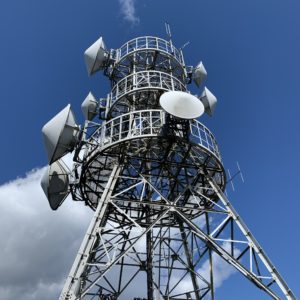 滝知山駐車場・電波塔の足元から見上げる風景