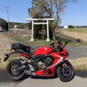 北浦の鹿行大橋のふもとの名もなき鳥居にてwith CBR650R