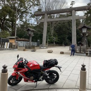 鹿島神宮・二の鳥居にてwith CBR650R