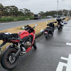 城ヶ島公園第一駐車場にて地元スクーターと共に CBR650R
