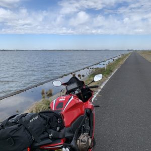 少しずつ晴れていく北浦の空の下のCBR650R