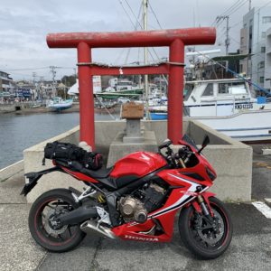 三崎漁港の花暮竜宮様の鳥居にてwith CBR650R