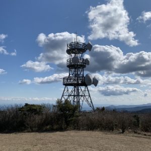 滝知山駐車場・電波塔の風景