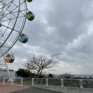 三浦半島・長井海の手公園内の観覧車にて海を望む