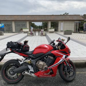 城ヶ島公園入口にてwith CBR650R