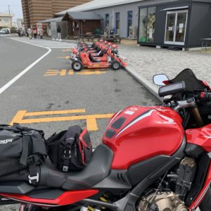 道の駅ちくら潮風王国にてマリオカートの一団とCBR650R
