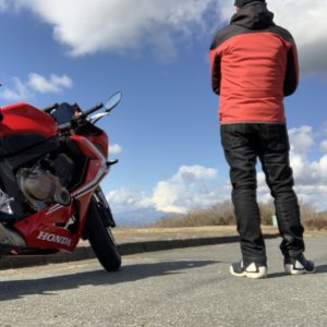伊豆スカイライン・滝知山駐車場で富士山を眺めるCBR650Rとのツーショット