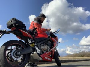 CBR650Rと共に雲が切れる富士山viewを待つ図