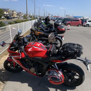 賑わうめんたいパーク大洗の駐輪場にてwith CBR650R