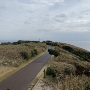 城ヶ島公園の小道を歩く