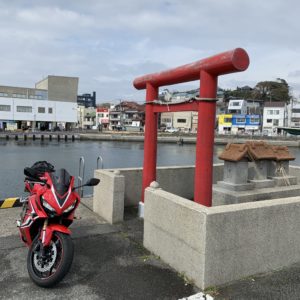 三崎漁港の花暮竜宮様の鳥居にてwith CBR650R②