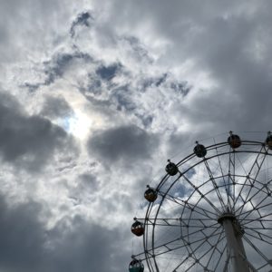 三浦半島・長井海の手公園内の観覧車の頭上の空からの陽光を眺める