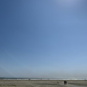 茨城・大洗サンビーチの砂浜で空と海を望む