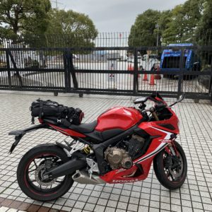 三笠公園の入口の門にてwith CBR650R