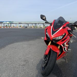 アクアブリッジを渡り切った木更津料金所にてwith CBR650R