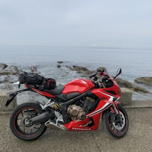 内房・安房勝山の海際にてwith CBR650R