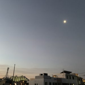 2月中旬の日が高くなってきたがたかくなってきた朝焼けシーン