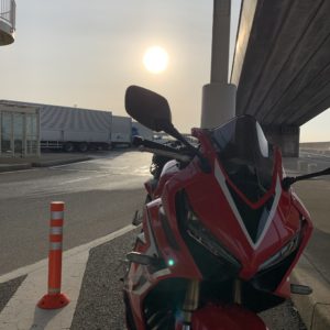 海ほたるで朝日を受けるCBR650R