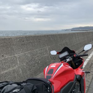 よこすか海岸通りより海際のマイナールートにてwith CBR650R