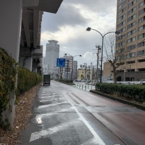 雨の横須賀市街風景