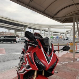 大黒PAで雨宿りするCBR650R