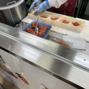 めんたいパーク大洗のフードコーナーの調理シーンにて