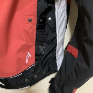 クシタニ・ウィンターテックジャケットの脇幅調整機能