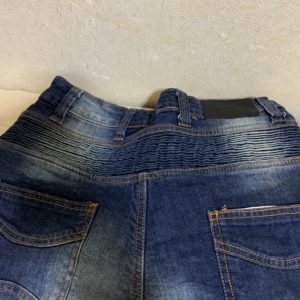 「RIDEZ」デニムの腰上シャーリング加工