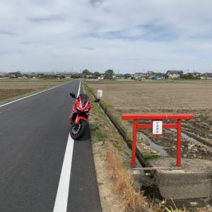 南古谷駅にほど近い田園エリアのかわいらしい鳥居with CBR650R