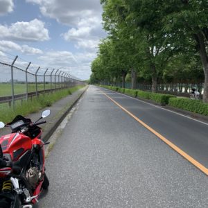 米軍所沢通信基地の北側の並木道にてwith CBR650R