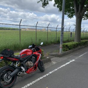 米軍所沢通信基地の東側の並木道から基地を眺めるwith CBR650R