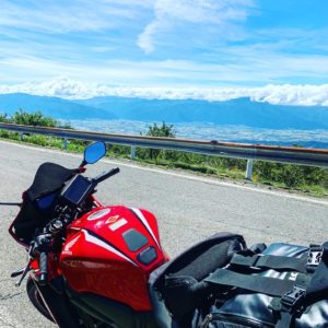 ビーナスライン奥の美ヶ原公園沖線にてwith CBR650R