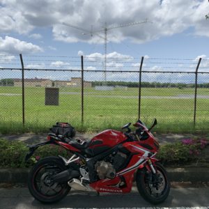 米軍所沢通信基地の東側から電波塔を眺めるwith CBR650R