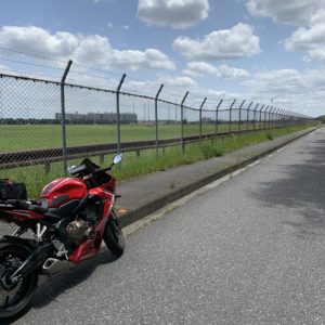 米軍所沢通信基地の北側より基地を眺めるwith CBR650R