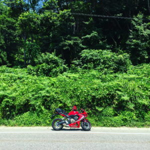 福島・阿賀川と並走するR121、大内宿の手前のgreen wall with CBR650R