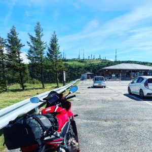 美ヶ原公園沖線の最果て地・美ヶ原高原自然保護センターにてwith CBR650R