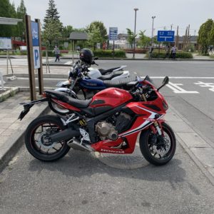 道の駅いちごの里よしみの駐輪場にてwith CBR650R