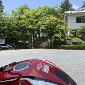 小鹿神社の広場にてCBR650Rに石段を望む