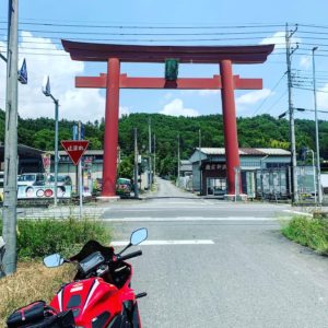 小鹿神社の鳥居とCBR650R