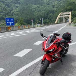 R140北ルートの鉄橋にてwith CBR650R