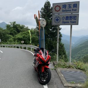 越境ポイント・志賀坂峠にてwith CBR650R