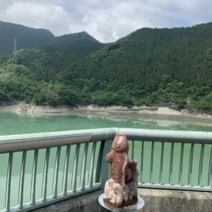 浦山ダムの魚のモニュメント