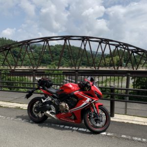 浦山ダムの手前の橋にてwith CBR650R