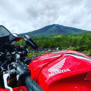富士山須走口五合目にて山頂とCBR650R