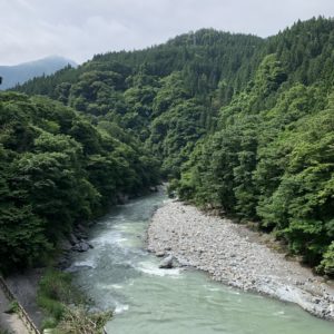 道の駅大滝温泉の裏の山と荒川の日本らしい風景