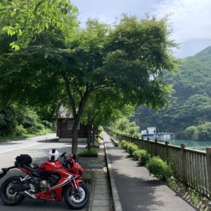 秩父湖沿いのパーキングにてwith CBR650R
